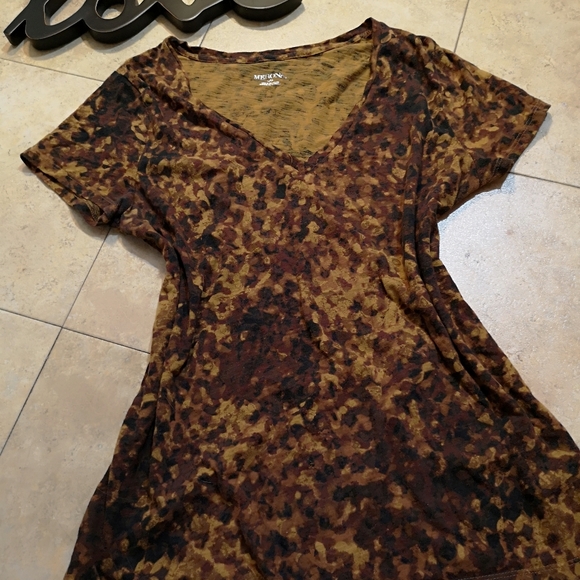 🔵 3/$30 Nice Shirt! Leopard Look V Neck! - Picture 2 of 14